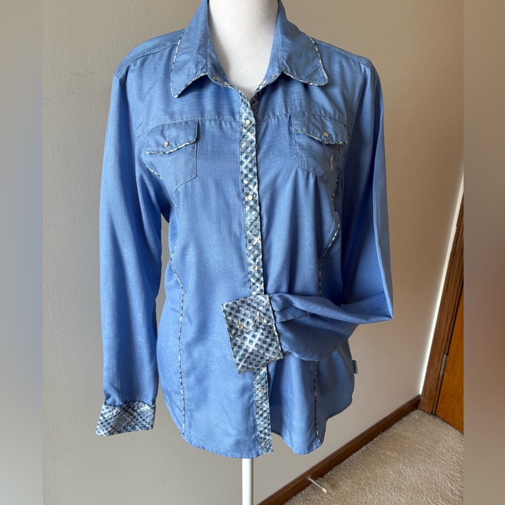 Cowgirl Up, Fitted Western Ladies Shirt. Contrast Piping on Delicate Blue. Sz L
